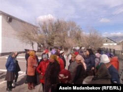 Нааразы болгон ата-энелер. Балыкчы. 29-октябрда тартылган сүрөт.