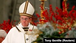 Папа римский Франциск выступает на Рождественском богослужении в соборе Святого Петра в Ватикане, 24 декабря 2017 года 