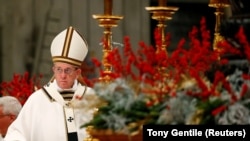 Папа римский Франциск выступает на Рождественском богослужении в соборе Святого Петра в Ватикане. 24 декабря 2017 года.