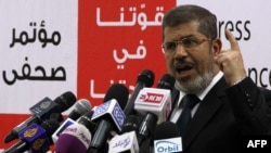 "Мусулман агайиндер" кыймылынан президенттикке талапкер Мухаммед Мурси пресс-конференцияда. Каир, 14-июнь 2012