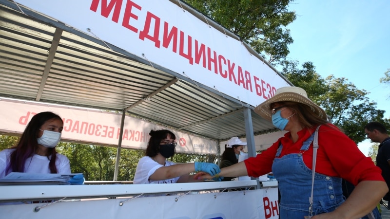 «Давильня» ногами: в Севастополе провели фестиваль вина без социальной дистанции (фотогалерея)
