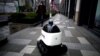 Робот, який пропонує перехожим санітайзер для рук, Шанхай, березень 2020 року
