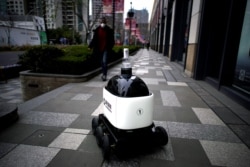 Робот, який пропонує перехожим санітайзер для рук, Шанхай, березень 2020 року