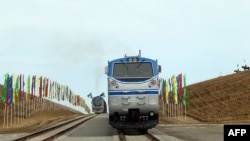 Поезда на железной дороге, связывающей Казахстан, Туркменистан и Иран. Дорога открыта 3 декабря 2014 года.