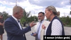 Голова Станично-Луганської РДА Юрій Золкін запитує представників бойовиків, навіщо вони перетнули лінію розмежування