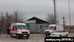 Машины скорой помощи в селе Березовка. Западно-Казахстанская область, 4 декабря 2014 года.