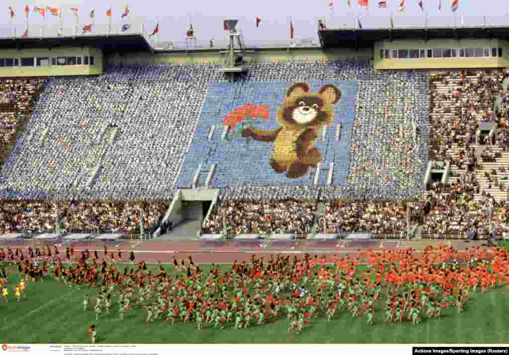 Церемония открытия Игр на центральном стадионе имени Ленина в Москве 24 июля 1980 года. За несколько месяцев до старта Олимпиады Советский Союз вторгся в Афганистан.&nbsp; &nbsp;