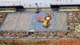 Церемония открытия Игр на центральном стадионе имени Ленина в Москве 24 июля 1980 года. За несколько месяцев до начала Олимпиады Советский Союз вторгся в Афганистан.&nbsp;<br />
<br />
&nbsp;