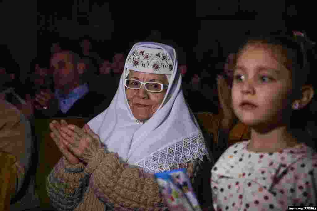 Oyuncı ve seyirciler yarışqa ciddiy yanaşıp, kiygen urbalarında qırımtatar milliy qıyafetiniñ unsurlarını qullandılar