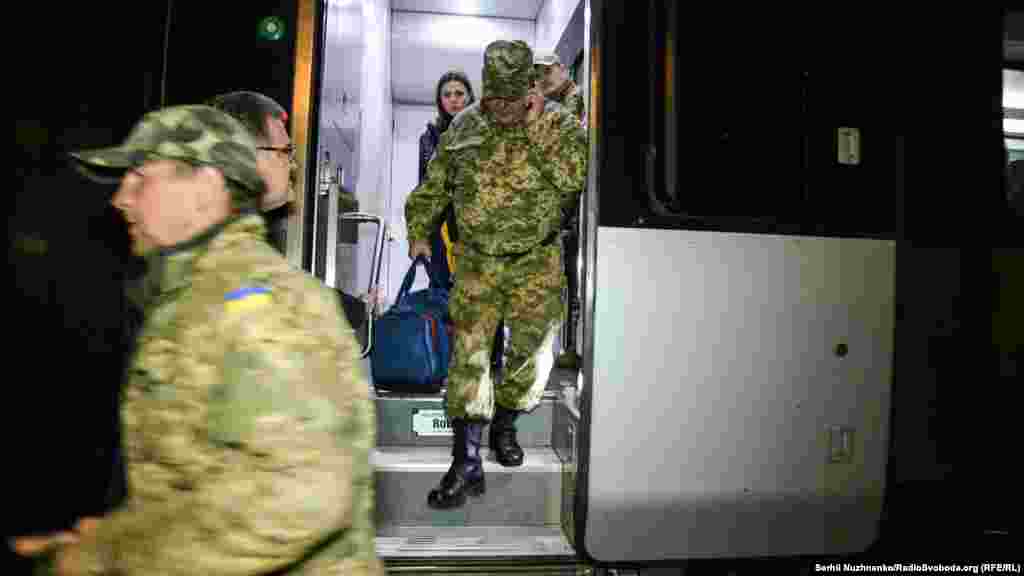 З початку бойових дій на Донбасу у квітні 2014 року було проведено 6 хвиль мобілізації. Понад 126,5 тисяч військовослужбовців отримали статус учасника АТО