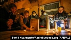20 жовтня кияни організували читання при свічках книги Вахтанга Кіпіані «Справа Василя Стуса» під Печерським райсудом