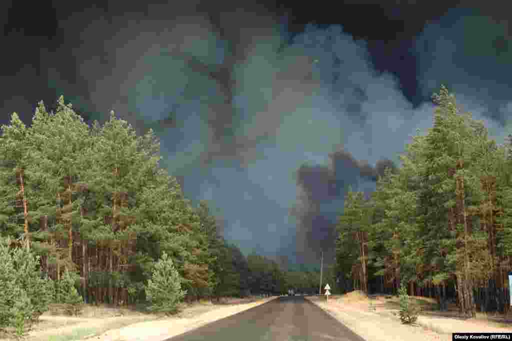 Небо в районі лісових пожеж 7 липня. Новоайдарський район Луганщини. За попередніми підрахунками ДСНС, вигоріло 5 тисяч гектарів лісу