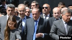 Armenia - Former President Levon Ter-Petrosian visits the Armenian genocide memorial in Yerevan with his granddaughter and political allies, 24Apr2016.