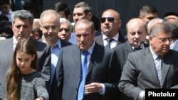 Armenia - Former President Levon Ter-Petrosian visits the Armenian genocide memorial in Yerevan with his granddaughter and political allies, 24Apr2016.