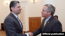 Armenia - Prime Minister Tigran Sarkisian (L) meets U.S. Ambassador John Heffern in Yerevan, 1Nov2013.