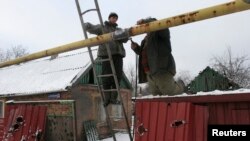 Мужчины ремонтируют поврежденный после обстрелов газопровод в Донецке. Январь 2015 года. Иллюстративное фото.