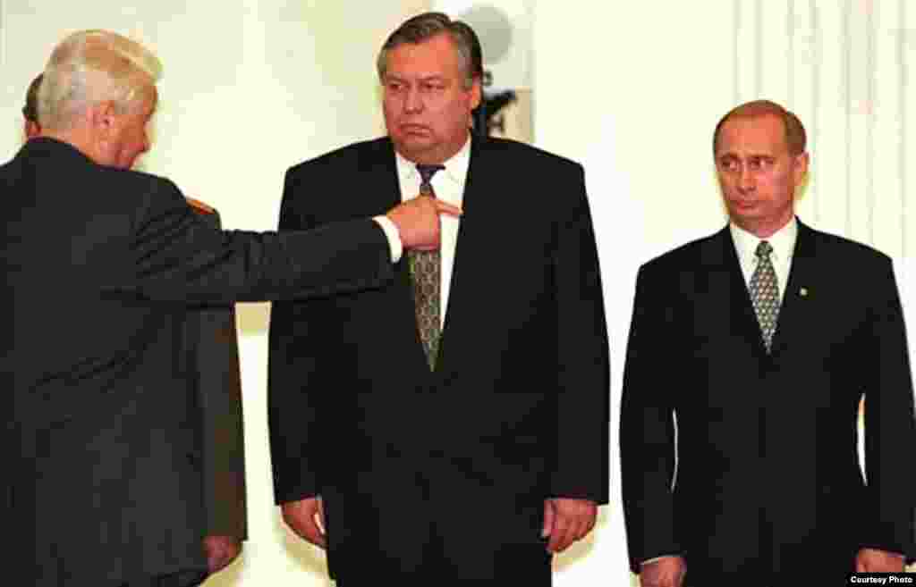 Борис Ельцин (слева) и Владимир Путин (справа)