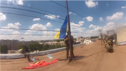 Українські військові встановлюють український прапор у Слов’янську