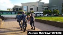 Задержания в районе монумента «Байтерек» в Нур-Cултане после инаугурации Касым-Жомарта Токаева, президента Казахстана. 12 июня 2019 года.