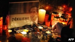 Candele aprinse la portretul lui Vaclav Havel, într-una din pieţele din Praga