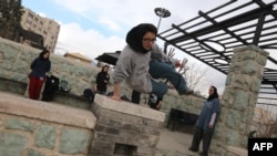 Iranda parkour idmanı ilə məşğil olan qızlar 