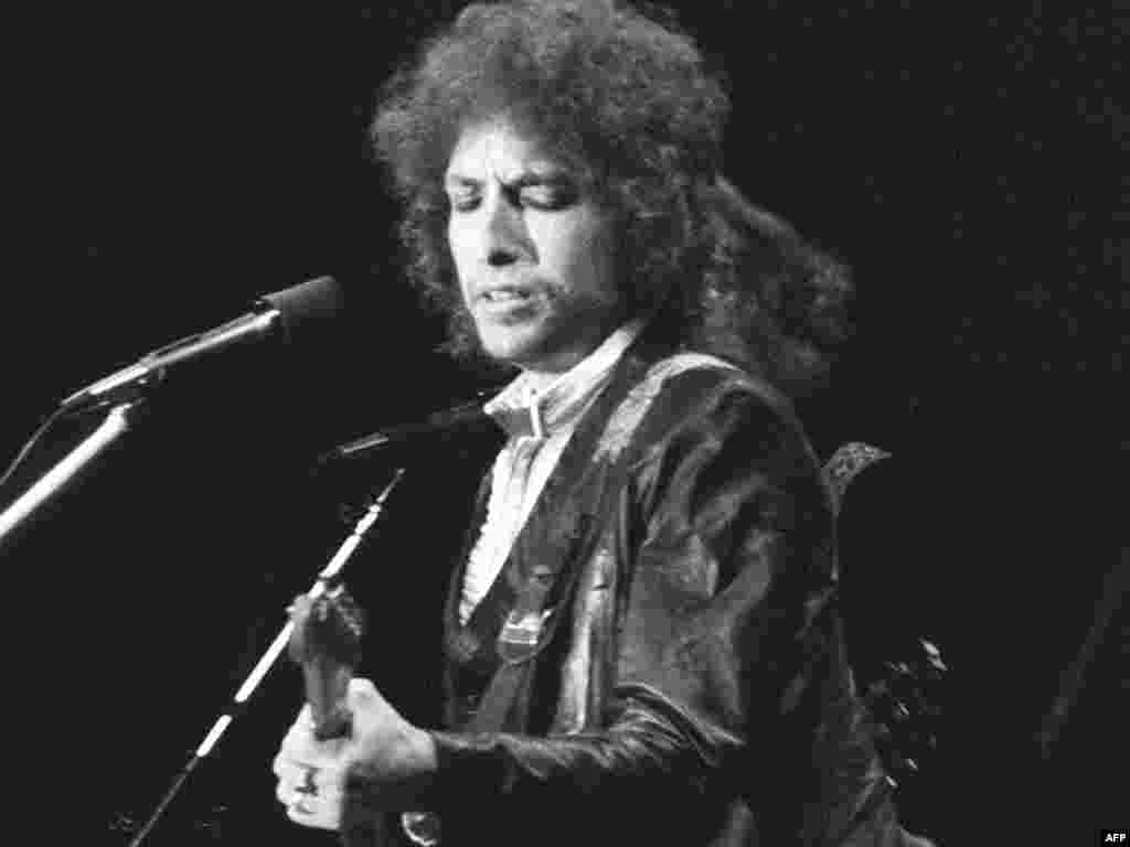 Dylan performs in Paris in July 1978