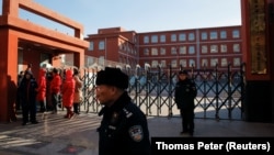 Полиция в Пекине стоит за пределами территории начальной школы, пострадавшей от ножевого нападения 8 января 2019 года. Иллюстративное фото. 