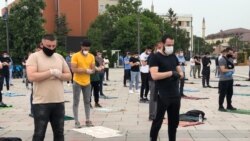 Molitva vernika islamske veroispovesti na Skednerbeogovom trgu u centru Prištine. Na ovaj način protive se odluci da džamije ne budu otvorene pre početka juna. Zabeleženo, 19. maja 2020.