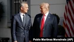 ABŞ-nyň prezidenti Donald Tramp we NATO-nyň baş sekretary Jens Stoltenberg, Brussel, 11-nji iýul, 2018. 