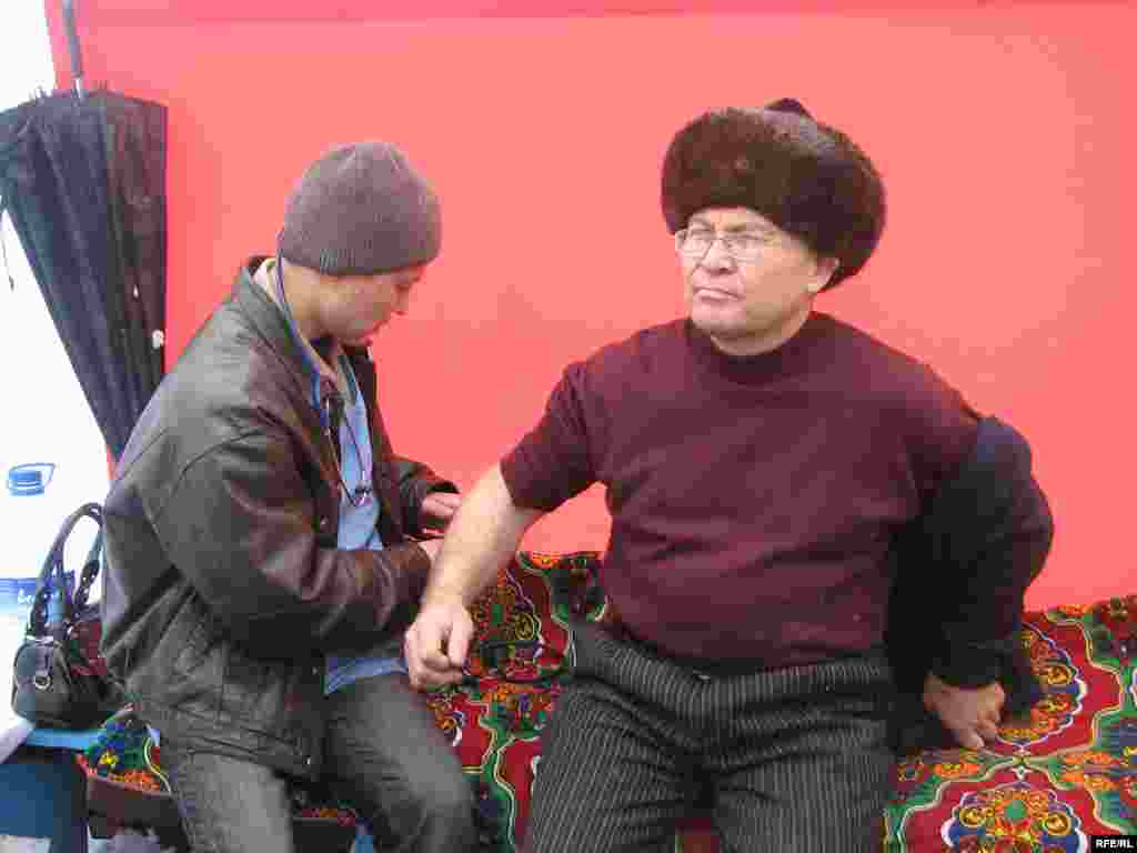 Дарыгер журналист Бейшенбек Бекешовдун кан басымын текшерүүдө. - Kyrgyzstan -- Several Staffers of UTRK Start Hunger Strike Action Demanding To Dismiss the Director of UTRK Amidst Growing Demands To Reform the UTRK as a Public,18dec08