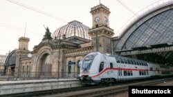 Un tren dublu etajat al Deutsche Bahn pleacă din Gara centrală din Dresda