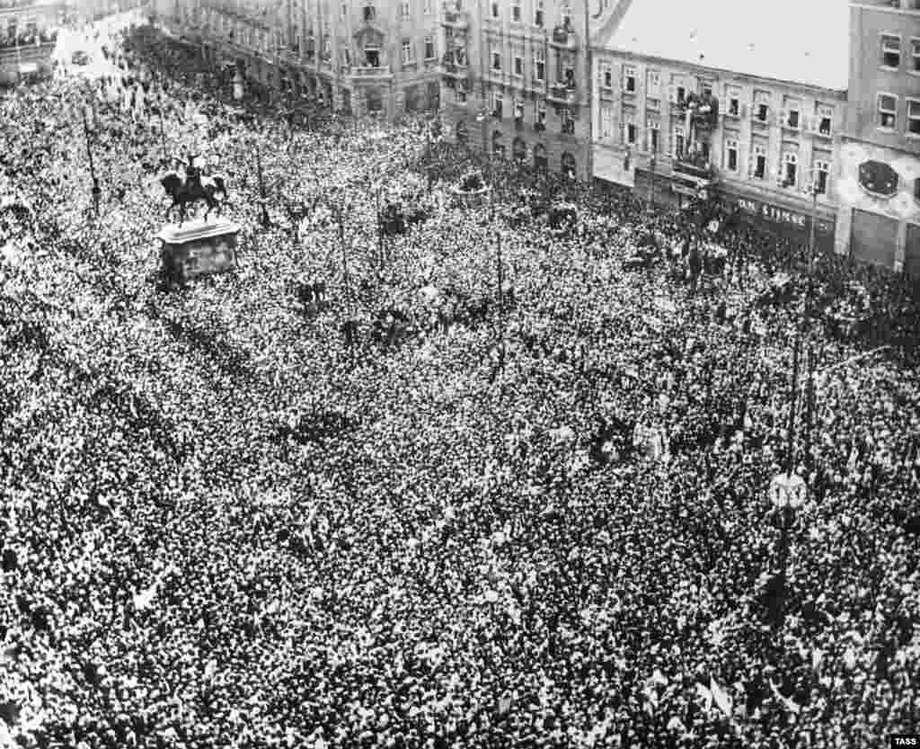Ezrek gyűltek össze 1945-ben Zágrábban, hogy megünnepeljék a náci Németország fölött aratott győzelmet. Ebben az évben üldözték el II. Péter királyt és kiáltották ki a Jugoszláv Szövetségi Köztársaságot.