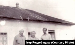Мої дідусь, бабуся та дядько біля родинної хати у Березані на провулку Чапаєва. 1980-і роки. Родинне фото