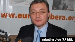 Igor Corman în studioul Europei Libere la Chișinău