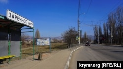 Через село Заречное проходит автодорога Симферополь-Ялта