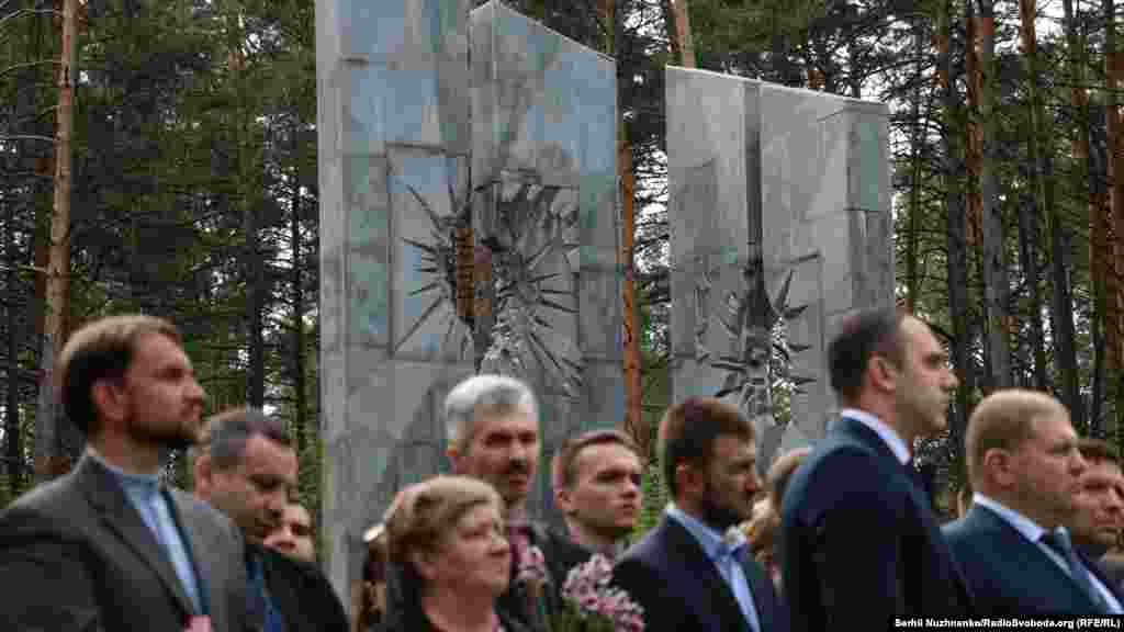 «Разбитый гранит» украинского мемориала жертв репрессий 1937-1941 годов. На переднем плане – общественные активисты слушают речь президента Украины