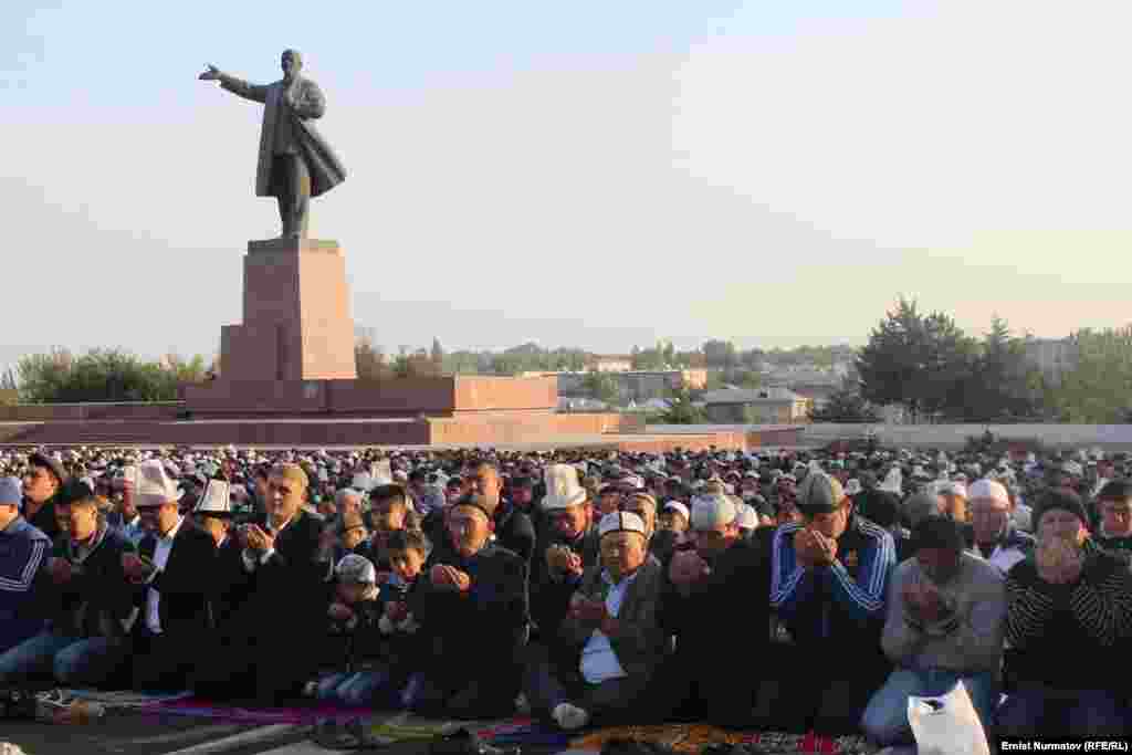 Оштун борбордук аянтындагы намаз пролетариаттын жол башчысы Лениндин эстелигинин алдында окулду.