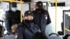 Полиция проверяет пропуска на право передвижения по городу у пассажиров севастопольского автобуса, апрель 2020 года (иллюстрационное фото)