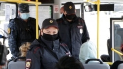 Полиция проверяет пропуска на право передвижения по городу у пассажиров севастопольского автобуса, апрель 2020 года