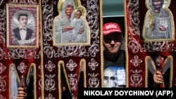Болгарский поклонник Владимира Путина в футболке с портретом своего кумира и надписью "Я русофил, арестуйте меня"