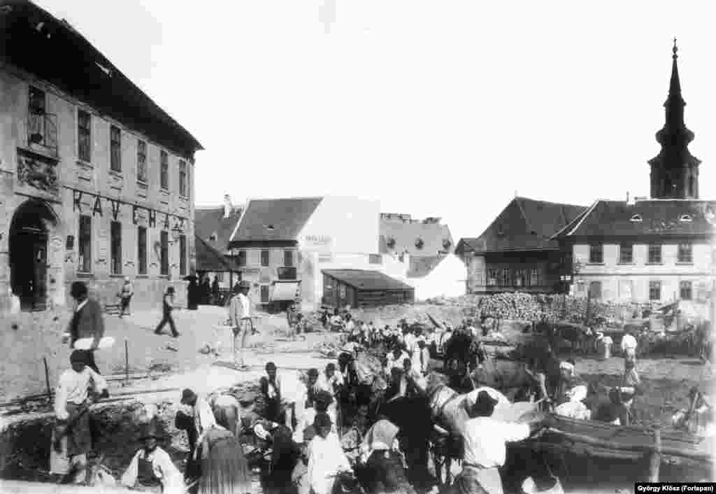 Рабочыя на фоне шпіля царквы Сьвятой Кацярыны Александрыйскай (уверсе справа), на поўдзень ад Будайскага замку. 1894 год