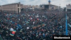 Майдан Незалежності на наступний день після розгону, 1 грудня 2013 року