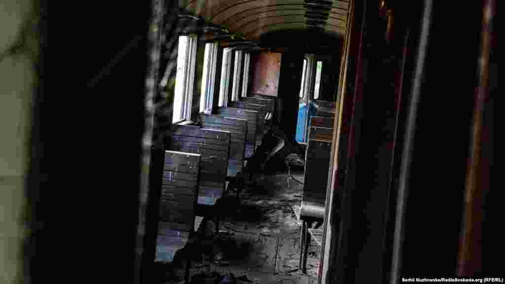 На кінцевій станції вузькоколійки стоять кілька старих списаних вагонів. &laquo;Пасажири&raquo; у них тепер &ndash; павуки та вітер