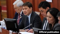 Қырғызстан премьер-министрі Сапар Исаков (сол жақтан екінші) парламентте отыр. Бішкек, 17 сәуір 2018 жыл.