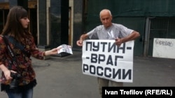 Владимир Ионов в пикете, июль 2013 года