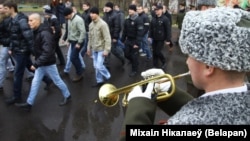 Адпраўка прызыўнікоў у беларускае войска. Архіўнае ілюстрацыйнае фота
