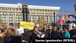 Рита Карасартова уранга каршы митингде. Бишкек, 26-апрель, 2019-жыл.