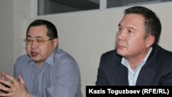 Гражданские активисты Серикжан Мамбеталин (справа) и Ермек Нарымбаев на суде по их делу. Алматы, 5 января 2016 года.