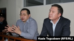 Обвиняемые в "разжигании розни" активисты Ермек Нарымбаев (слева) и Серикжан Мамбеталин. Алматы, 5 января 2016 года.