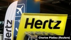 Логотип компании Hertz. 